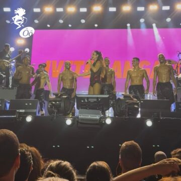 Ivete Sangalo diverte a plateia ao brincar com o balé durante o Festival de Verão