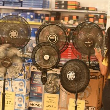 Calor no Sudeste muda rotina da maior fábrica de ventiladores fora da China, na Bahia; entenda