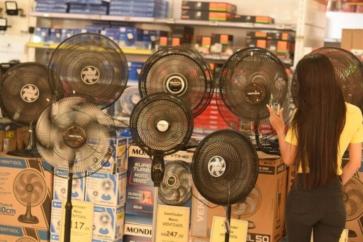 Calor no Sudeste muda rotina da maior fábrica de ventiladores fora da China, na Bahia; entenda