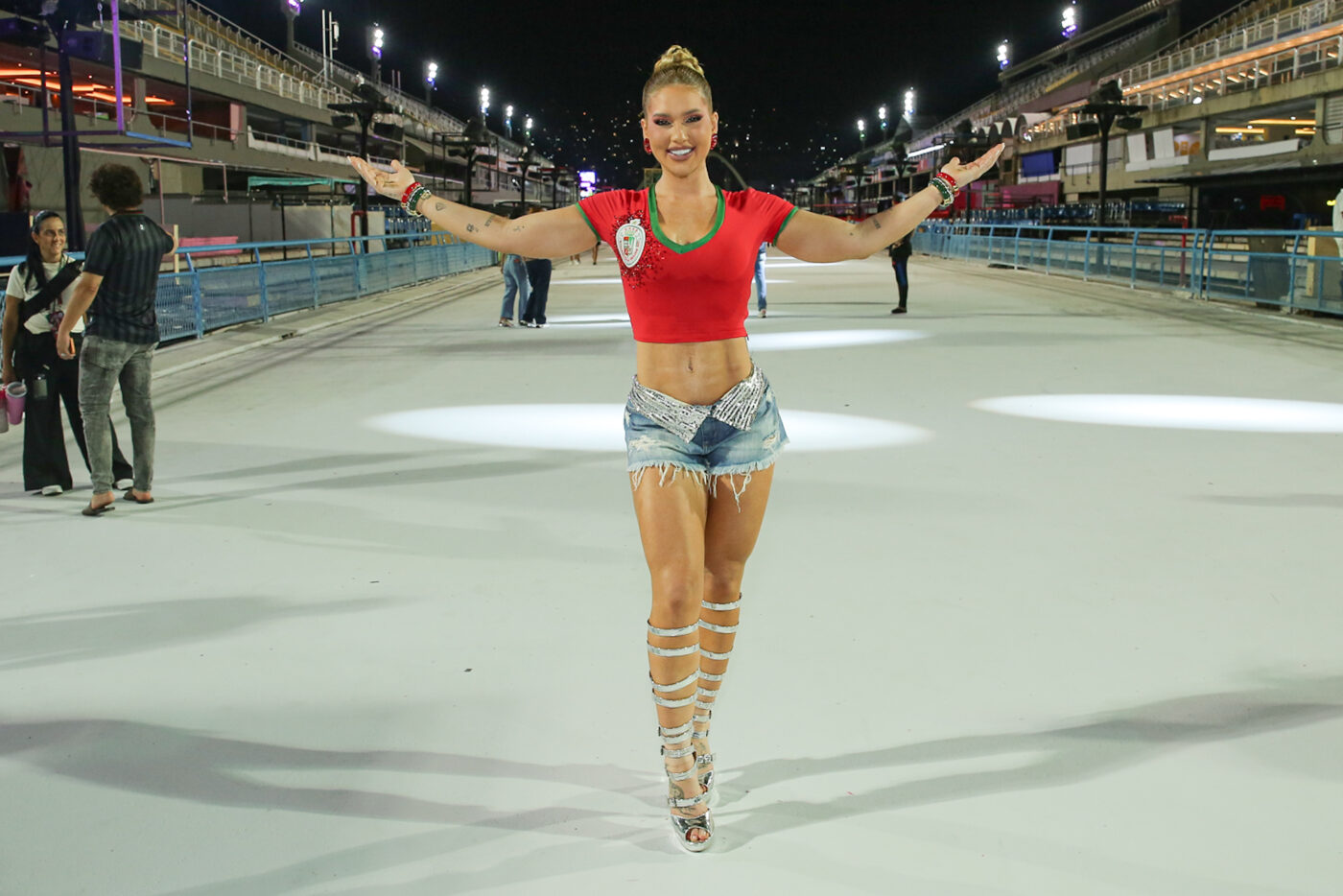 Virginia Fonseca visita Marquês de Sapucaí e se prepara para estrear como rainha de bateria da Grande Rio