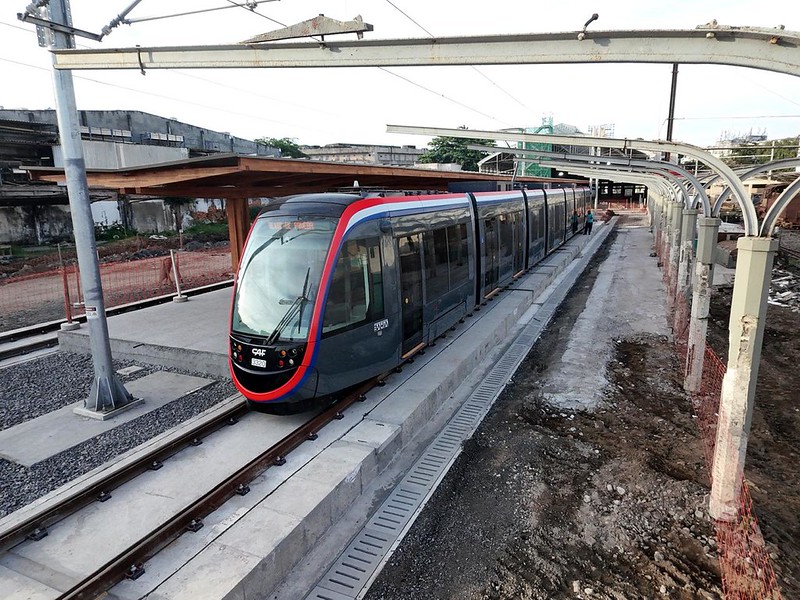 VLT realiza primeira viagem-teste entre Calçada e Lobato, em Salvador