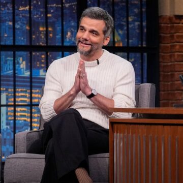Wagner Moura celebra sucesso de O Agente Secreto em talk show nos EUA: ‘É lindo ver’
