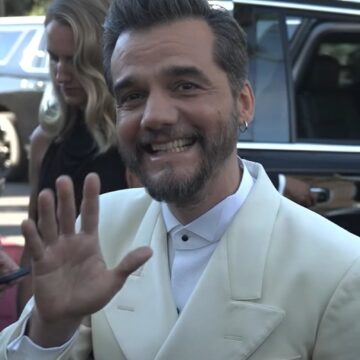 Wagner Moura chega para a premiação do Globo de Ouro
