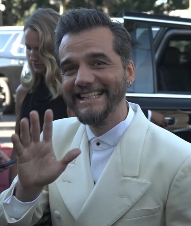 Wagner Moura chega para a premiação do Globo de Ouro