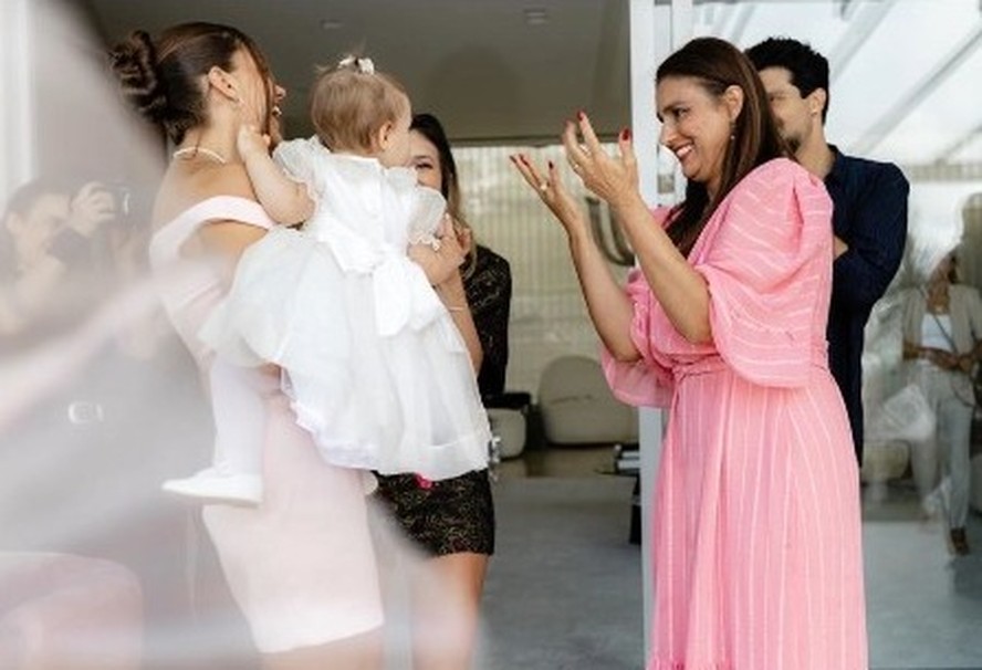 Mãe de Luan Santana emociona ao compartilhar foto rara com a neta Serena