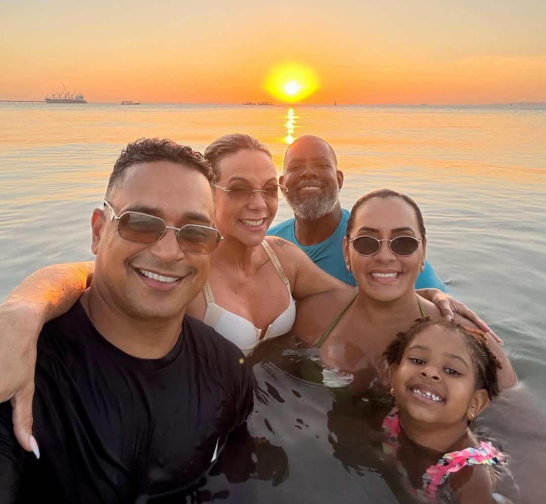 Péricles curte primeiro dia do ano com Xanddy e Carla Perez em Salvador