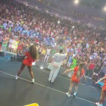 Concha lotada marca primeira edição do ensaio de Verão 2026 de Xanddy Harmonia