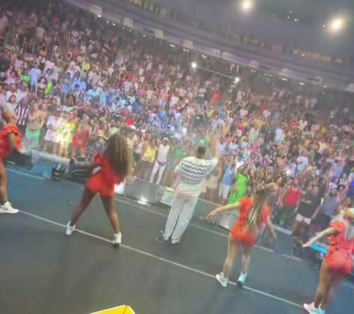 Concha lotada marca primeira edição do ensaio de Verão 2026 de Xanddy Harmonia