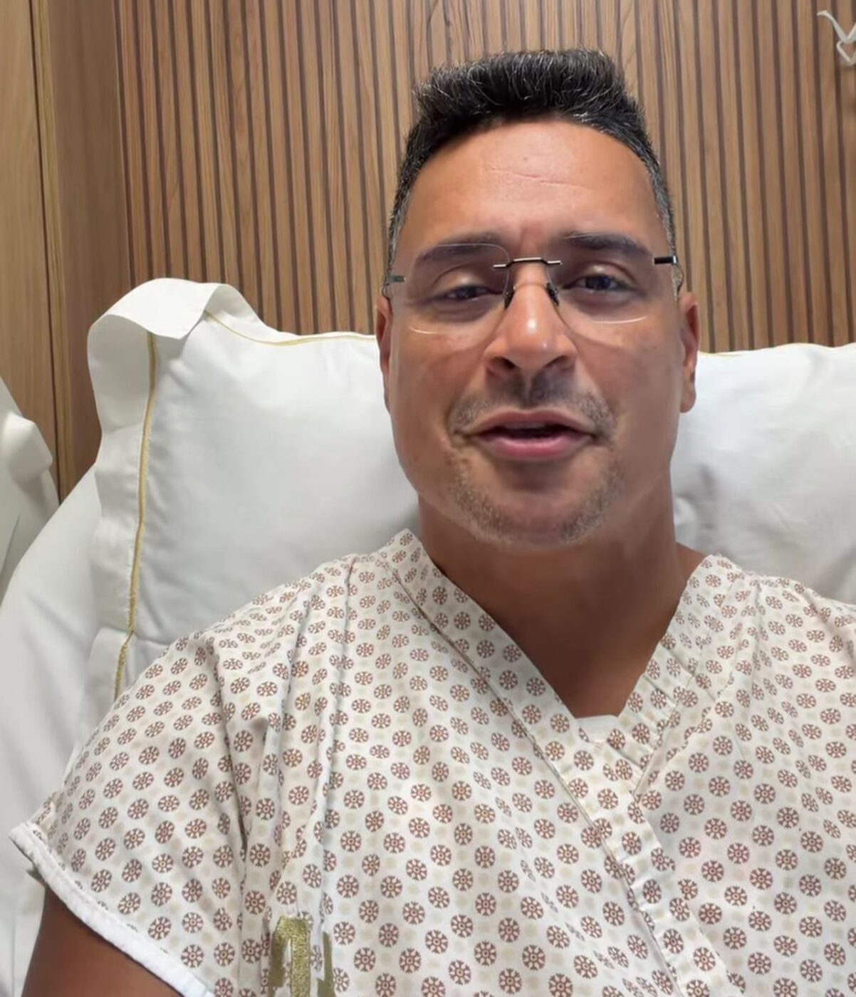 Xanddy tranquiliza fãs após internação em Salvador