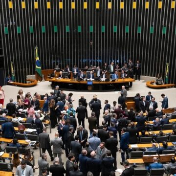 Câmara e Senado aprovam aumento salarial e criam novo “penduricalho” fora do teto