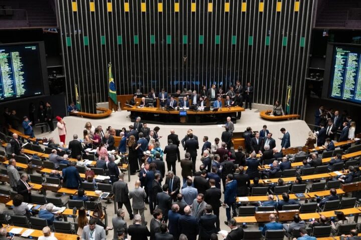 Câmara e Senado aprovam aumento salarial e criam novo “penduricalho” fora do teto