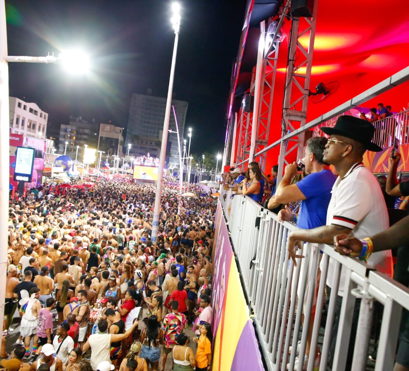 Ne-Yo no mirante do Camarote Salvador