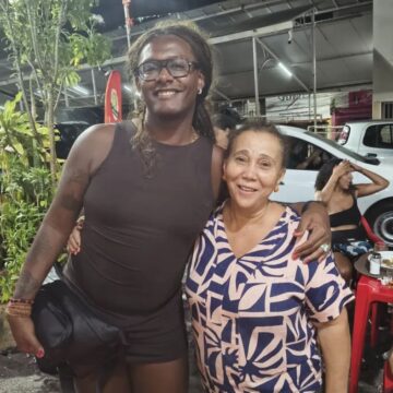 Em Salvador, Liniker visita tradicional Bar da Marli