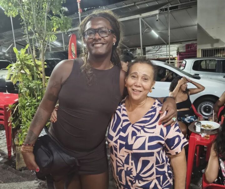 Em Salvador, Liniker visita tradicional Bar da Marli