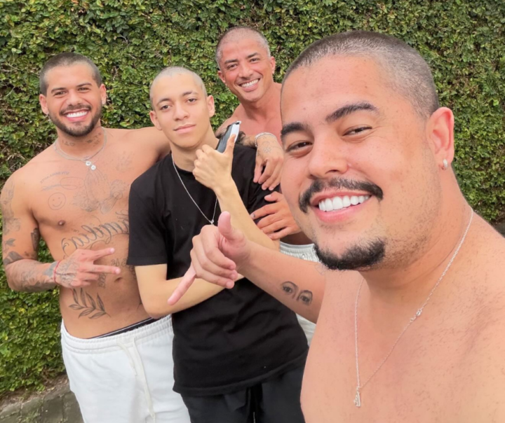 Zé Felipe raspa cabeça e entra no clima do Carnaval com equipe: “Play no Carnaval”