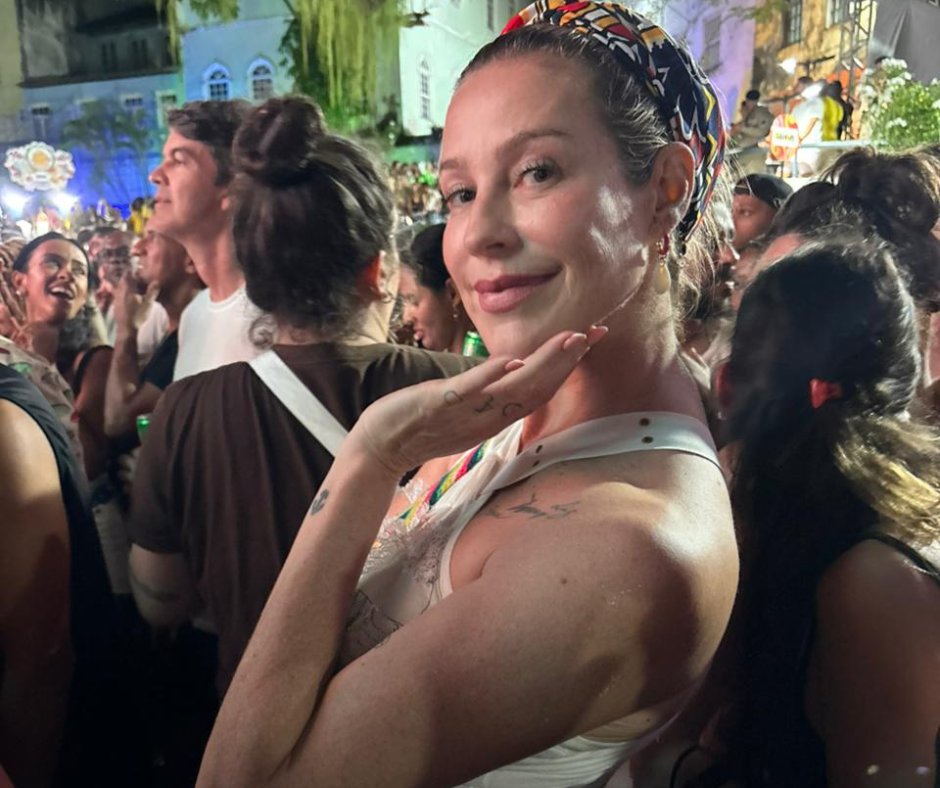 Luana Piovani desembarca em Salvador e curte ensaio de verão do Olodum