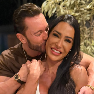 Gracyanne Barbosa posa agarradinha com novo namorado