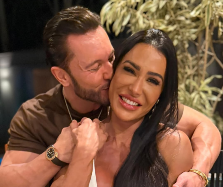 Gracyanne Barbosa posa agarradinha com novo namorado