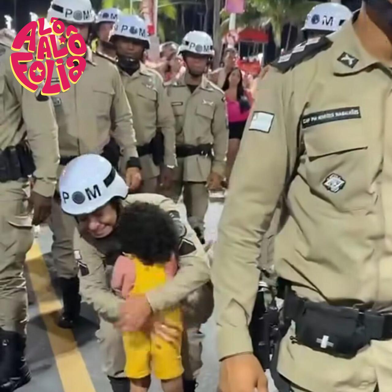 Criança cumprimenta policiais e cena chama atenção no Carnaval de Salvador