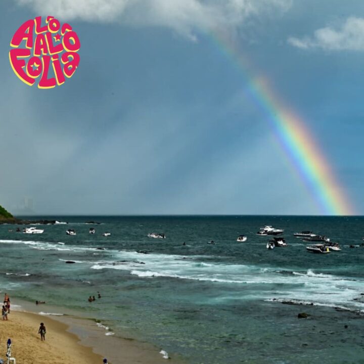 Sábado de Carnaval tem arco-íris iluminando o circuito Barra/Ondina