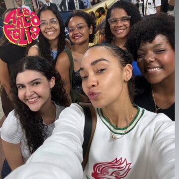 Leigh-Anne, ex-Little Mix, desembarca em Salvador e posa com fãs no aeroporto: ‘Vamos lá, Carnaval’