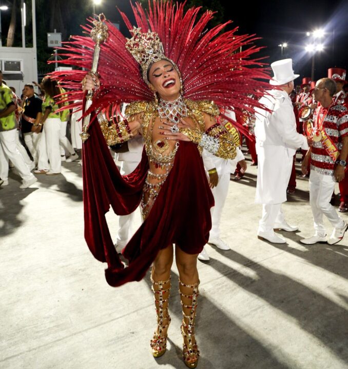 Juliana Paes brilha ao voltar para Sapucaí no Desfile das Campeãs; veja fotos