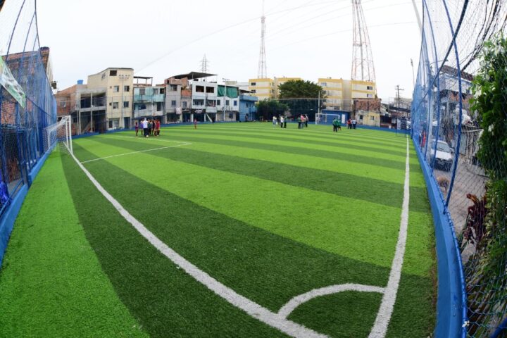 Prefeitura entrega nova arena com grama sintética na Federação