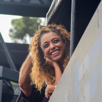 Alice Carvalho participa de megabloco de Baiana System em São Paulo