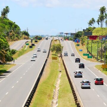 Carnaval deve levar 750 mil veículos às rodovias BA-099 e BA-093; confira os horários de pico no período