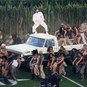 Bad Bunny faz história no Super Bowl 2026 com show em espanhol e convidados surpresa