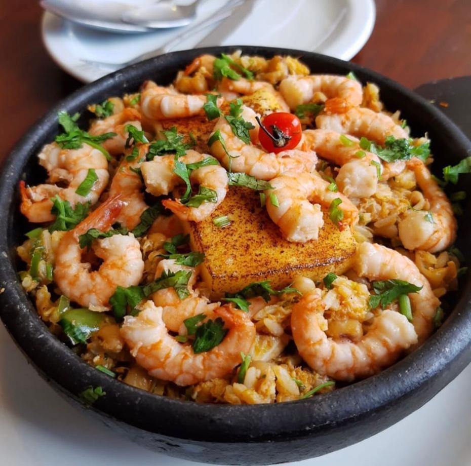 Restaurante na Ribeira apresenta releitura baiana do baião de dois com siri-boia e camarão