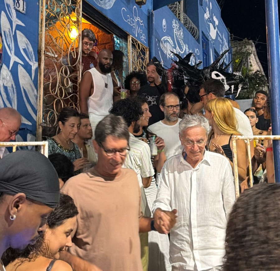 Ao lado de Tom Veloso e Chico Chico, Caetano assiste a show de Jota Velloso no Rio Vermelho; veja vídeo