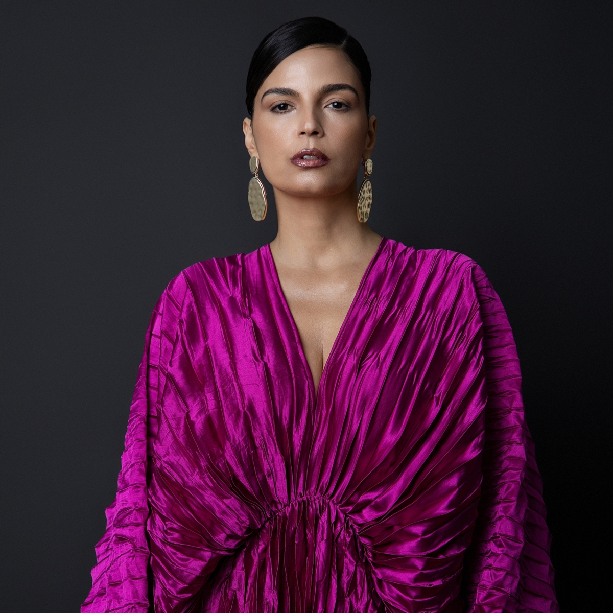 Emanuelle Araújo lança single “Beija Minha Boca” e resgata raízes do axé