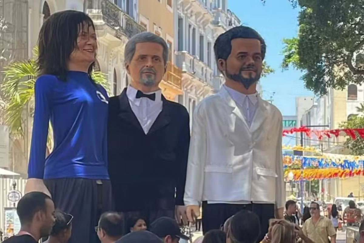 Kleber Mendonça Filho e Wagner Moura viram bonecos gigantes no Carnaval de Olinda