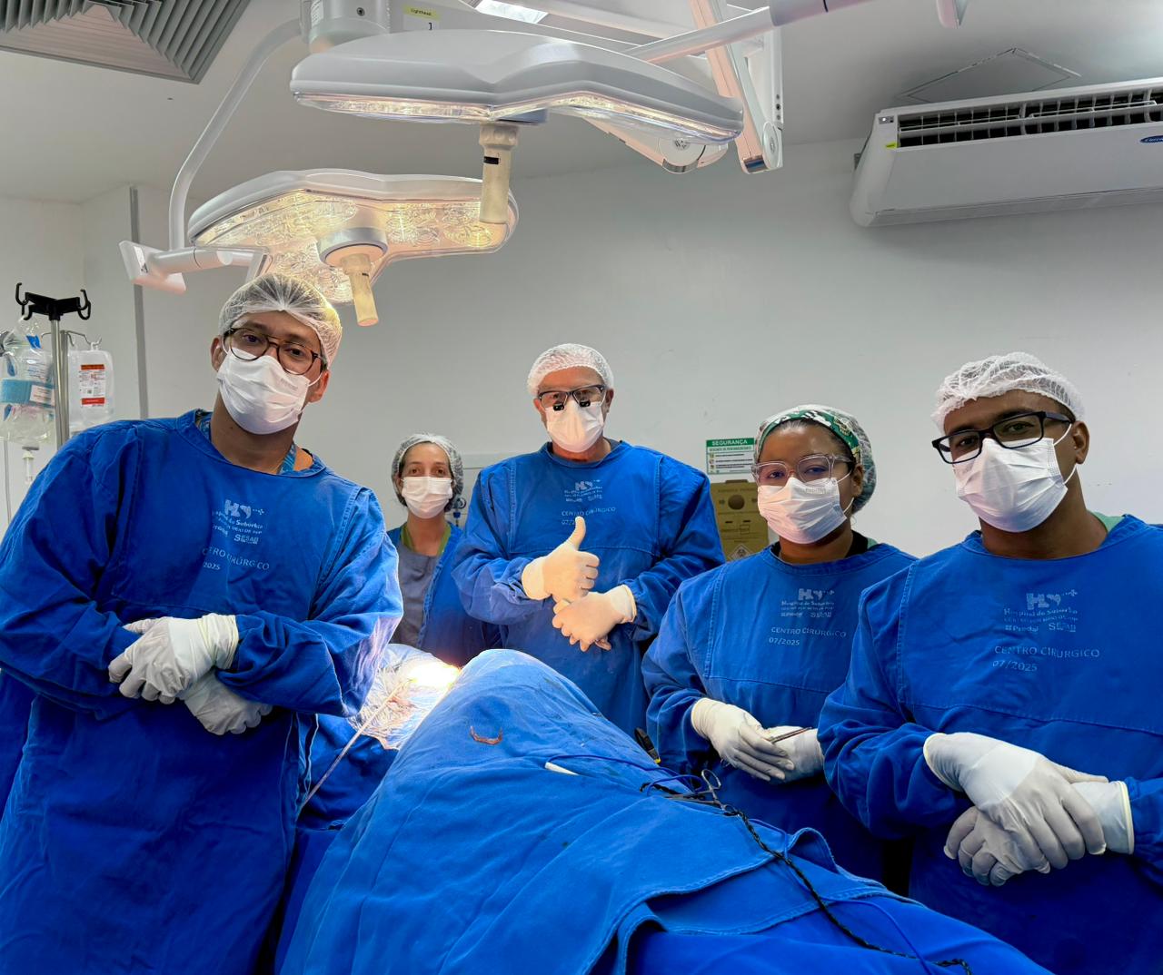 Hospital em Salvador realiza cirurgia de escoliose com técnica inédita no Brasil