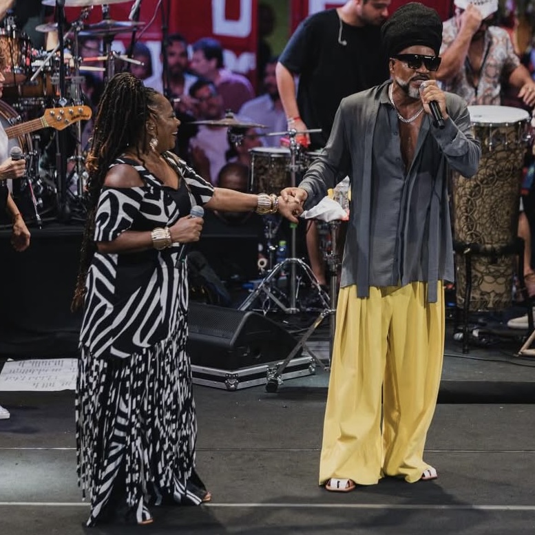 Clara Buarque compartilha vídeo emocionante de Carlinhos Brown e Margareth Menezes em Salvador