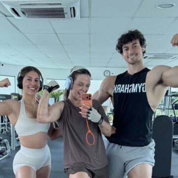 Carla Perez treina com filho e nora e mostra resultado na academia