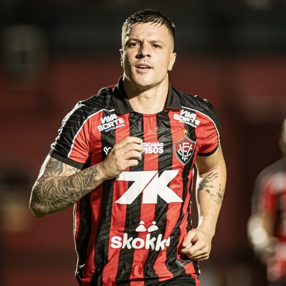 Kayzer sente dores e desfalca jogo do Vitória contra o Palmeiras