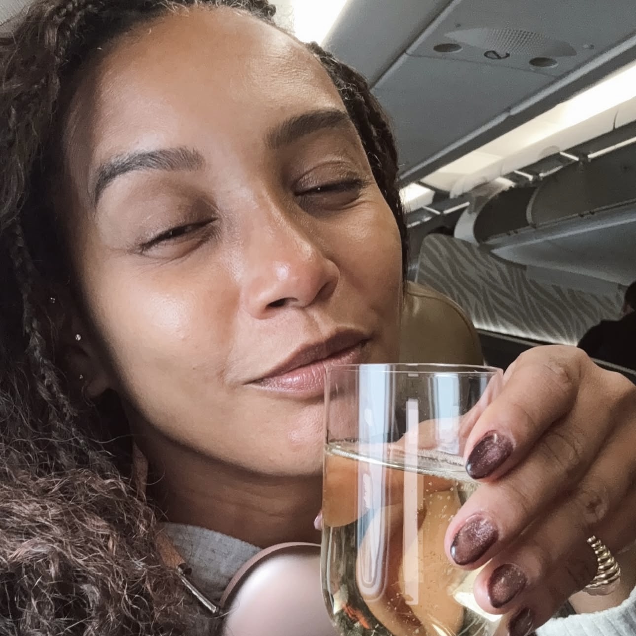 Taís Araújo retorna a Salvador e brinca com rotina agitada de viagens: ‘Ela sobe, ela desce’