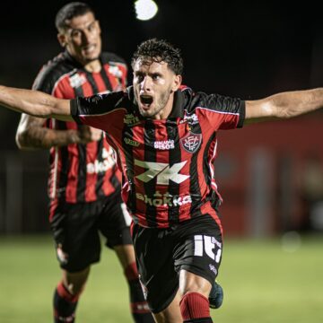 Com gol de Martínez, Vitória supera Bahia de Feira e fica perto da semifinal do Baianão