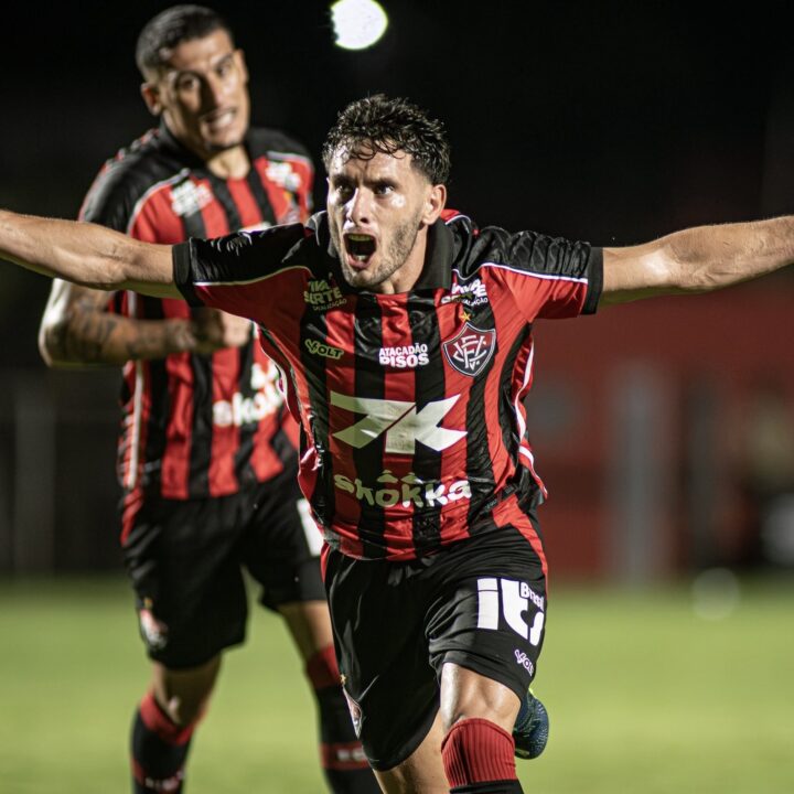 Com gol de Martínez, Vitória supera Bahia de Feira e fica perto da semifinal do Baianão