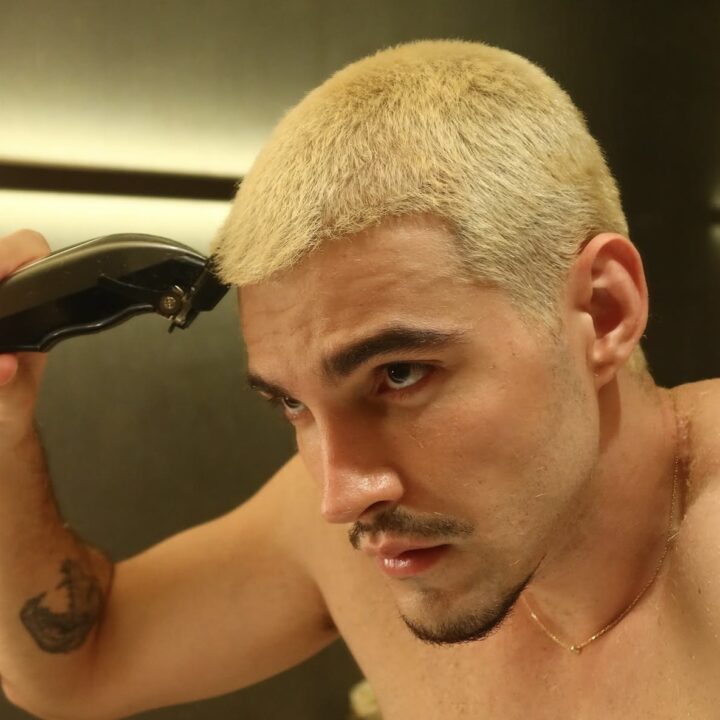 Longe dos palcos, Jão reaparece irreconhecível; veja fotos