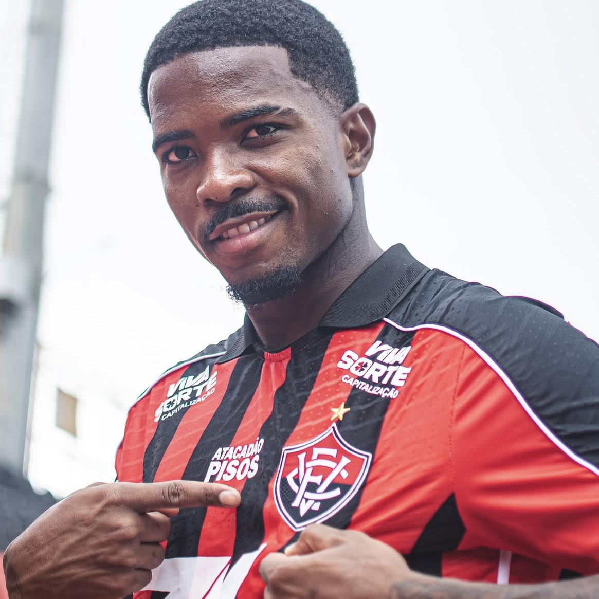 Vitória oficializa contratação do zagueiro Cacá e jogador projeta estreia em clássico