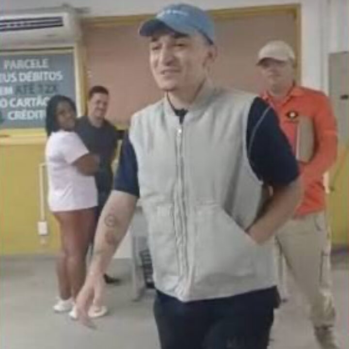 João Gomes dá entrada na primeira CNH em Camaçari