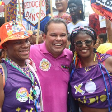 Mudança do Garcia arrasta multidão e mantém viva a tradição do Carnaval de bairro