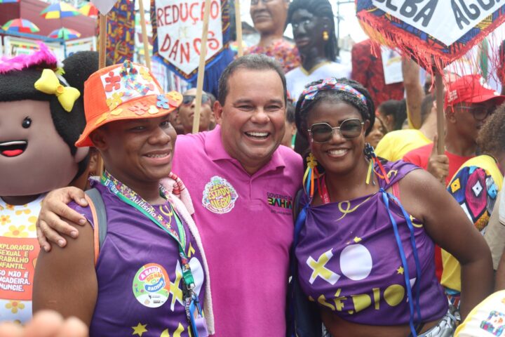 Mudança do Garcia arrasta multidão e mantém viva a tradição do Carnaval de bairro