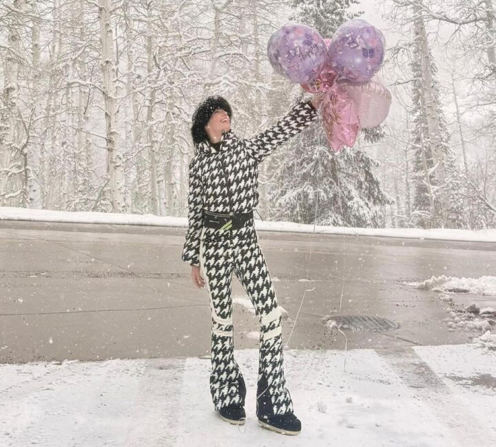 Isis Valverde comemora aniversário com a família em viagem na neve; veja fotos