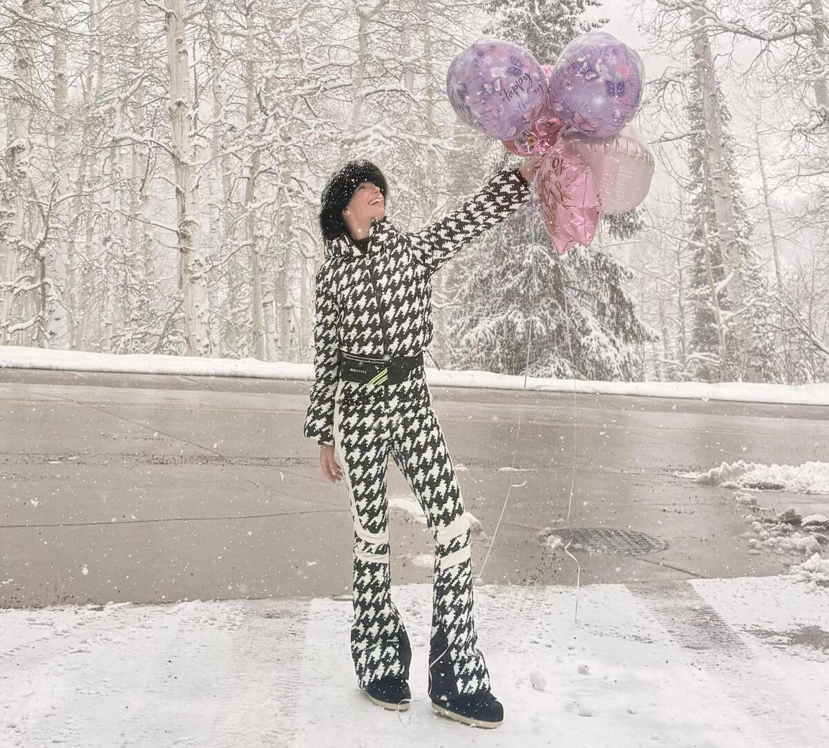 Isis Valverde comemora aniversário com a família em viagem na neve; veja fotos