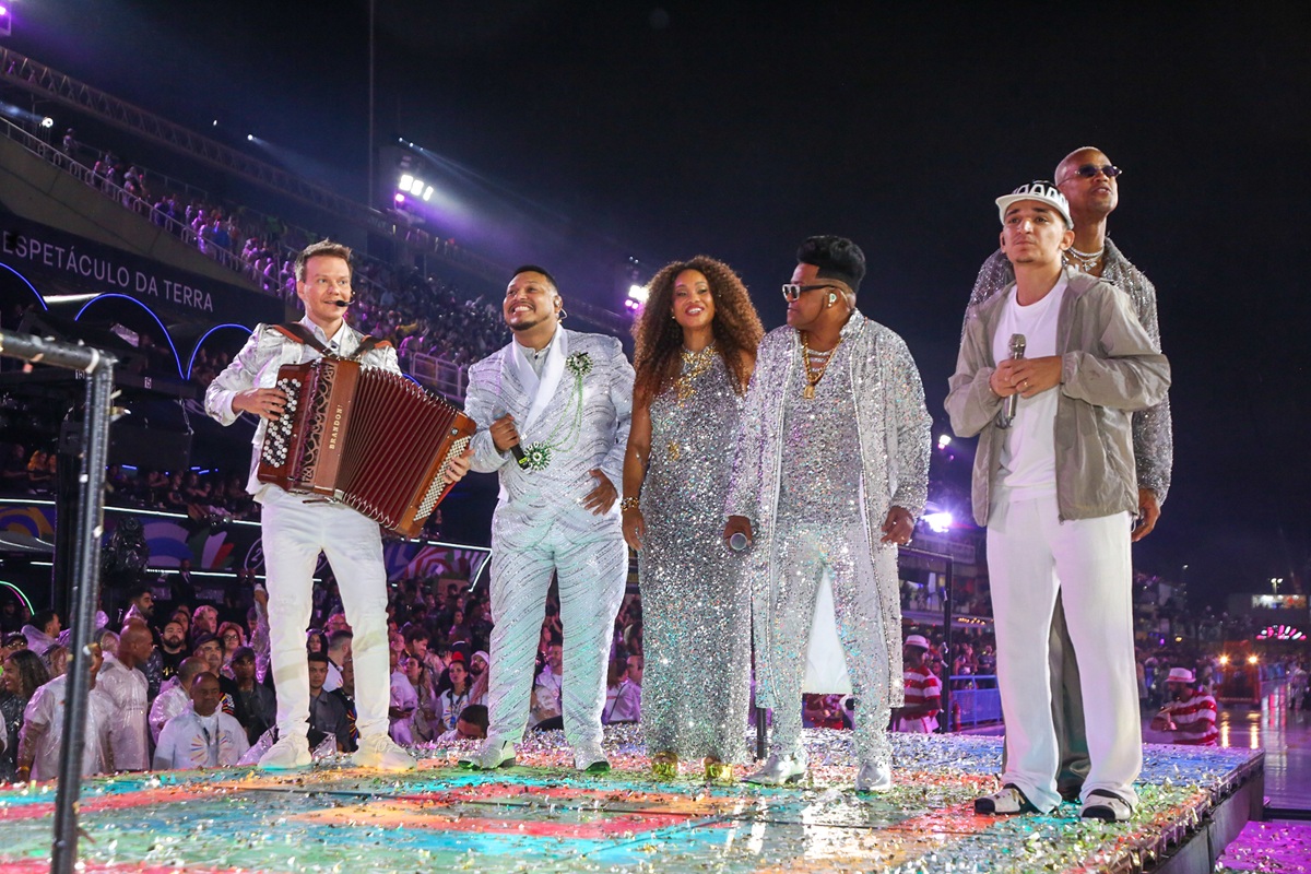 Abertura do Desfile das Campeãs tem homenagem a Preta Gil e show de Léo Santana
