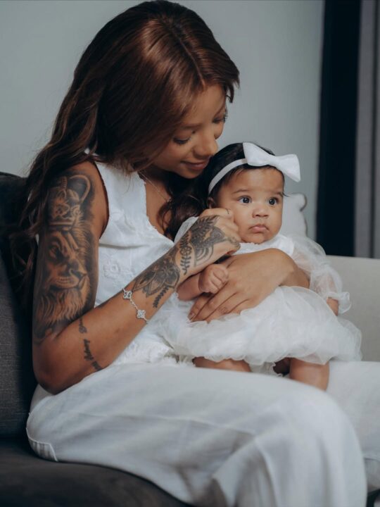 Ludmilla encanta ao mostrar momento fofo da filha Zuri: “Está quase”